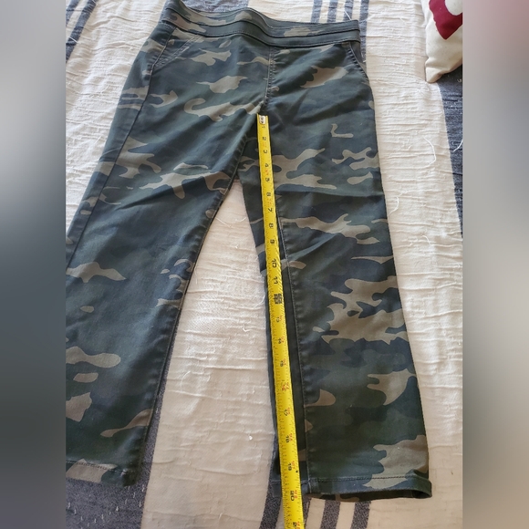 New York & Co. Camo Capris, Size Small - Picture 5 of 5